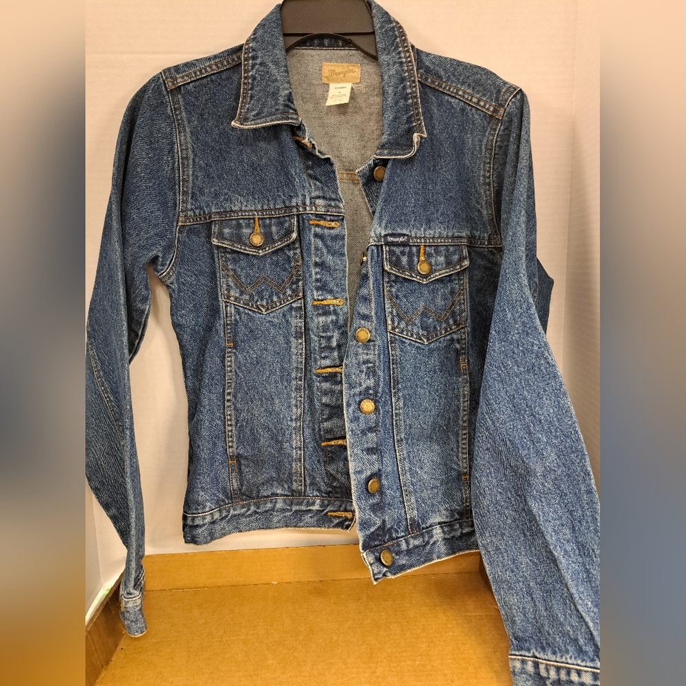 Wrangler women's vintage denim jean jacket -M